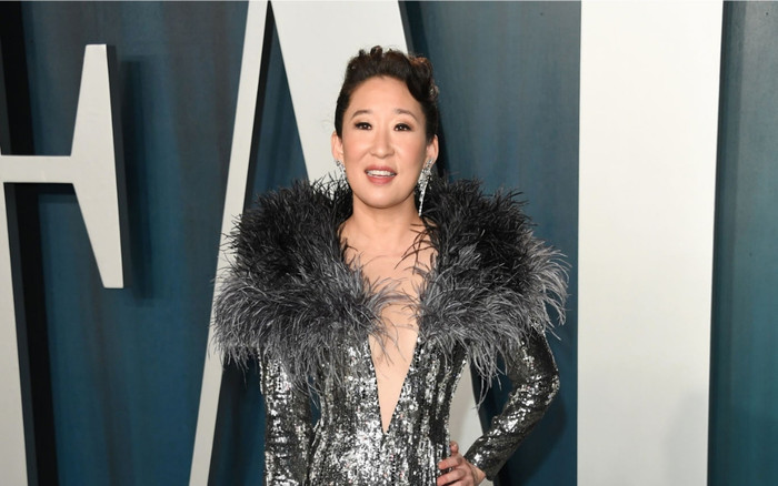 Quyền lực như một nữ hoàng, Sandra Oh nổi bật trên thảm đỏ tiệc hậu Oscar 2020 với sáng tạo của Công Trí Ảnh 2