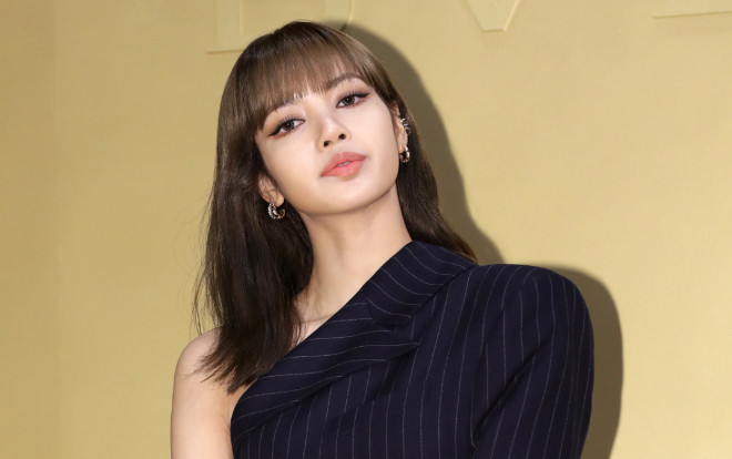 Lisa Black Pink khiến fans bấn loạn trước thông tin ra mắt dòng thời trang mang tên mình Ảnh 2