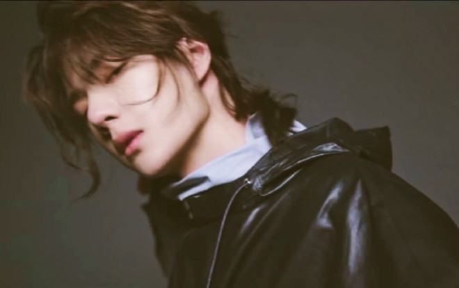 Vương Nhất Bác gây sốt với thần thái từ ánh mắt đến tạo hình khi xuất hiện trên trang bìa tạp chí Ảnh 2