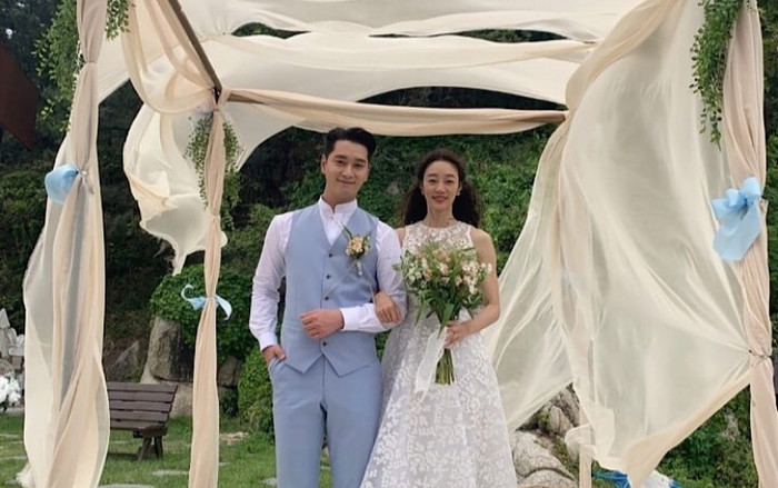 Choi Yeo Jin đăng ảnh cưới cùng Hwang Chan Sung (2PM): Sao Hàn phản ứng ra sao? Ảnh 2