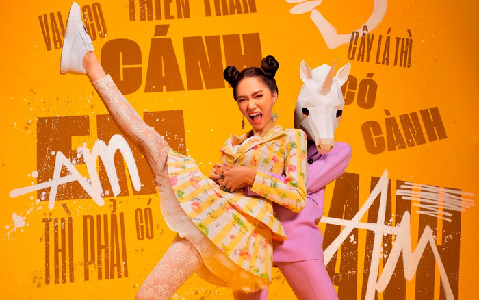 Hương Giang búi tóc củ tỏi, tạo dáng quyến rũ bên 'nam thần 6 múi' bí ẩn trong bộ ảnh V-day Ảnh 2