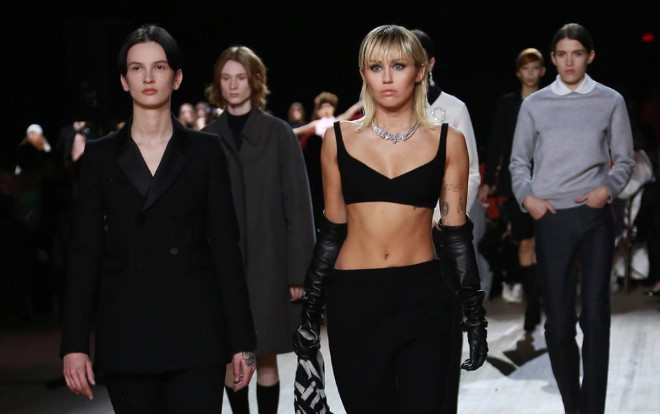 Miley Cyrus khoe cơ bụng săn chắc, thu hút bao ánh nhìn khi làm mẫu tại show Marc Jacobs Ảnh 2