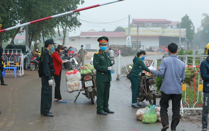 'Nội bất xuất ngoại bất nhập' tại tâm dịch corona ở Vĩnh Phúc: Cách ly đặc biệt hơn 10.000 người, thực phẩm được sát khuẩn trước khi vào làng Ảnh 2