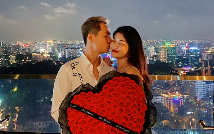 Người chồng của năm: Đăng Khôi tặng vợ 99 đoá hồng cùng bữa ăn trên tầng cao sang chảnh dịp Valentine Ảnh 2