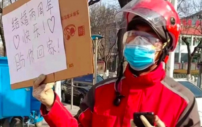 Cặp đôi phải cách xa, kỷ niệm ngày cưới theo cách đặc biệt vì virus corona Ảnh 2