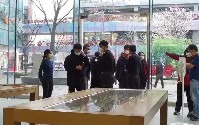 Muốn mua iPhone ở Trung Quốc thời virus corona phải kiểm tra thân nhiệt, đeo khẩu trang Ảnh 2