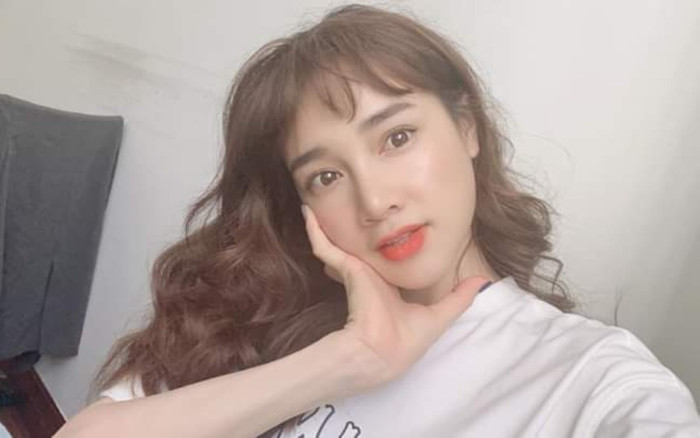 Tạm biệt tóc thẳng quen thuộc, Nhã Phương hack tuổi cực đỉnh với tóc xoăn bà thím Ảnh 2