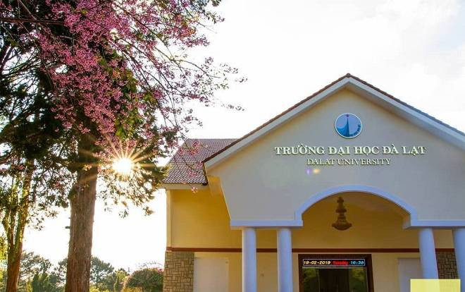Trước diễn biến phức tạp của dịch Corona, 2 ngôi trường đẹp nhất Đà Lạt tạm ngưng đón khách tham quan Ảnh 2