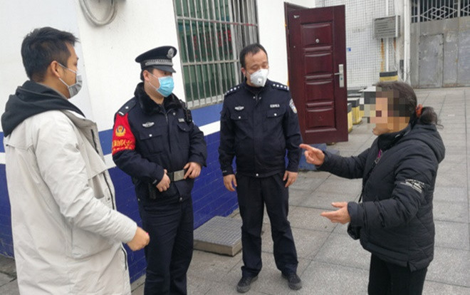 Ở trong nhà vì virus corona quá lâu, người đàn ông bức bối đến mức hành hung mẹ ruột Ảnh 2