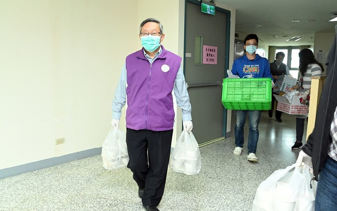 Thầy hiệu trưởng ‘trường người ta’, mang cơm vào tận khu vực cách ly cho sinh viên: 'Mấy đứa thích món gì cứ nói' Ảnh 2