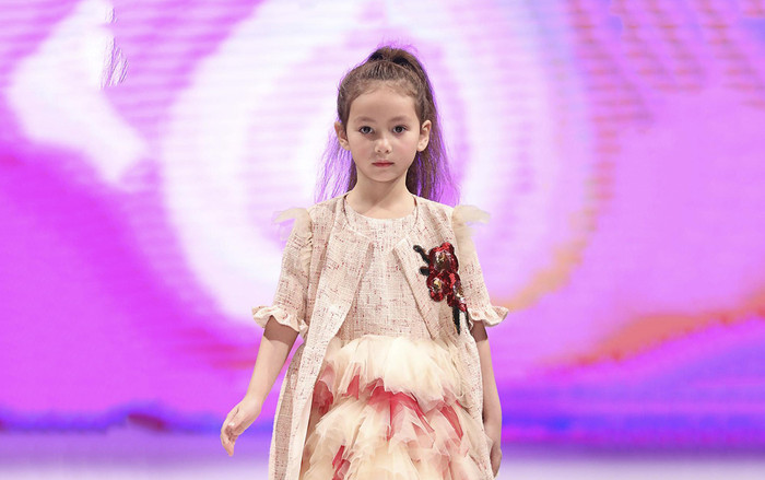 Mẫu nhí Việt xuất hiện cực đáng yêu, diễn xuất thần thái tại London Fashion Week Ảnh 2