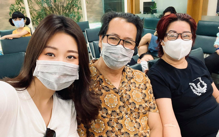 Hoa hậu Khánh Vân đưa ba mẹ đi kiểm tra sức khoẻ tổng quát nhân kỷ niệm 35 năm ngày cưới Ảnh 2