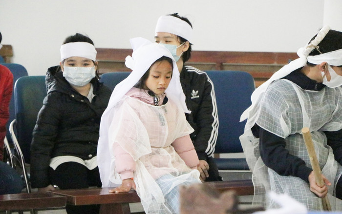 Xót xa đám tang người phụ nữ dắt con gái 7 tuổi đi ăn xin trên cầu Thanh Trì bị tông tử vong Ảnh 2