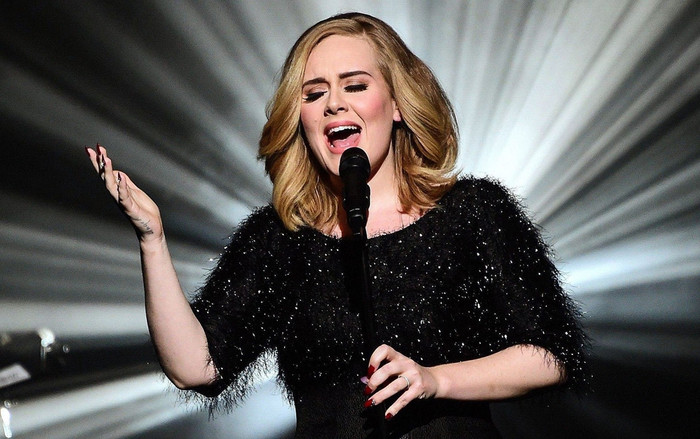 Adele biến đám cưới bạn thân thành sân khấu comeback, cao hứng tiết lộ thời điểm ra mắt album mới Ảnh 2
