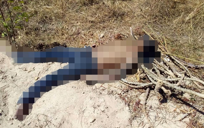 Phát hiện thi thể nam giới bị bịt mắt, gãy chân tại bãi đất trống ở Bình Thuận Ảnh 2