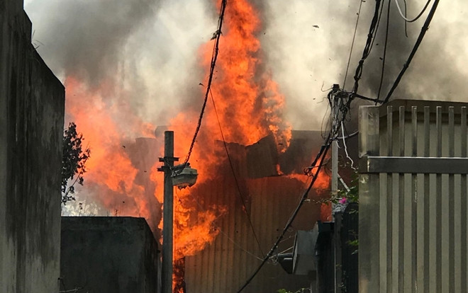 Cháy cực lớn tại xưởng mộc ở Hà Nội, người dân bế thú cưng vội vã chạy ra ngoài thoát thân Ảnh 2