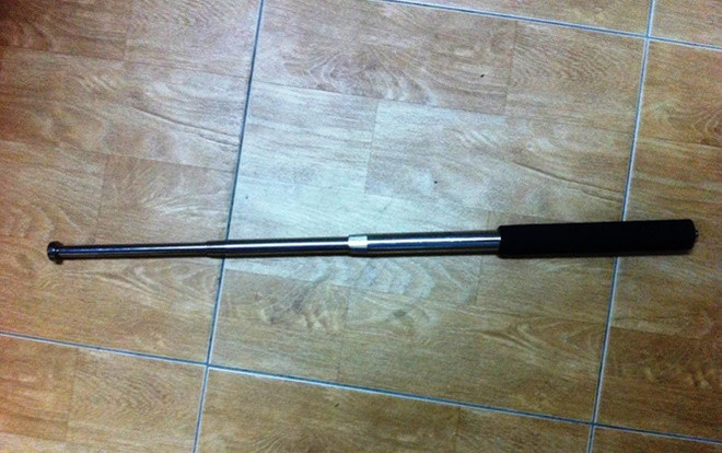 Nhóm côn đồ cầm hung khí lao vào đánh 2 tài xế xe ôm công nghệ tới tấp vì nghĩ bị 'nhìn đểu' Ảnh 2