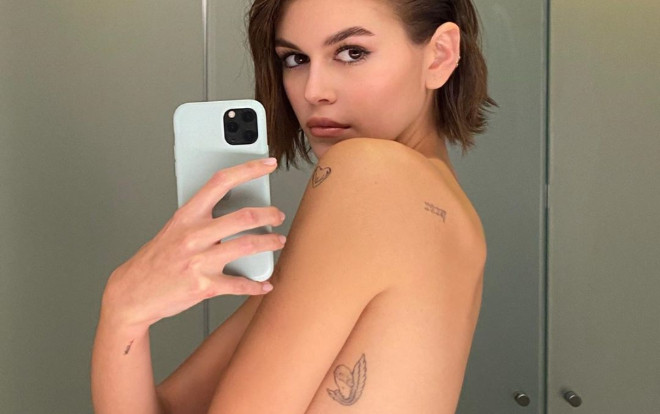 Con gái của cựu siêu mẫu Cindy Crawford chụp selfie bán khỏa thân khoe hình xăm nóng bỏng Ảnh 2