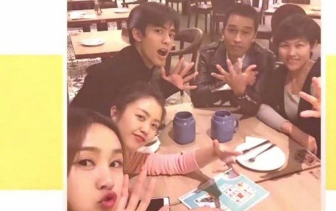 Nhan sắc 2 người chị gái của Tống Uy Long được hé lộ: Xinh 'hết phần thiên hạ' Ảnh 2