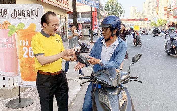 Bầu Thắng đứng bán cà phê giữa lòng Sài Gòn Ảnh 2