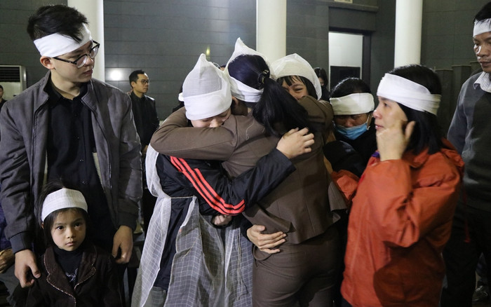 Nhiều nghệ sĩ, bạn bè ôm vợ, con cố NSƯT Vũ Mạnh Dũng bật khóc trong đám tang Ảnh 2