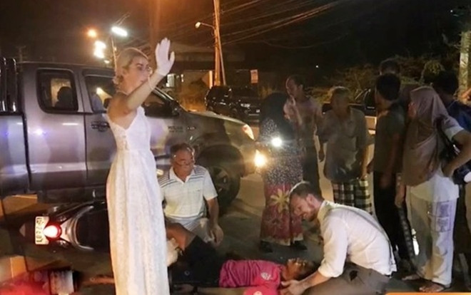 Cặp đôi bác sĩ mới cưới cứu giúp người gặp tai nạn trên đường tới bữa tiệc gây xúc động Ảnh 2