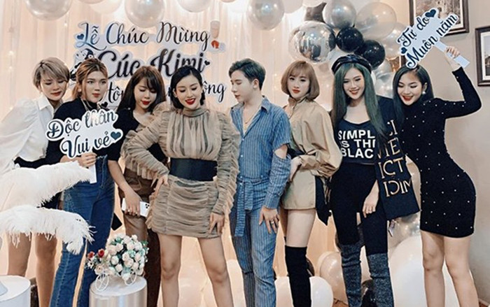 Ly hôn thành công, cô gái mở tiệc ăn mừng linh đình bên hội bạn thân toàn trai xinh gái đẹp Ảnh 2