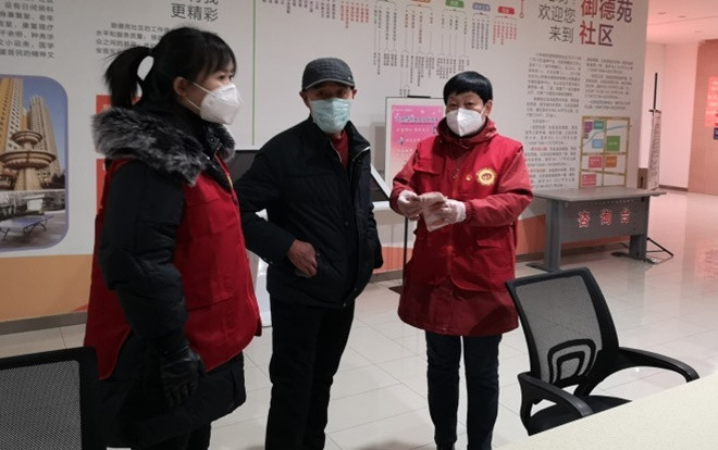 Ông lão mang hết lương hưu tặng cho nhân viên xã hội vì lý do cảm động giữa dịch corona Ảnh 2