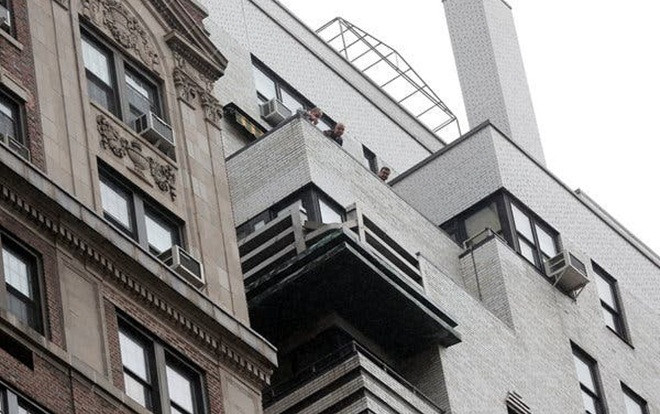 Bé gái 4 tuổi rơi từ tầng 15 xuống đất tử vong thương tâm nghi do bị bố bỏ ở nhà Ảnh 2