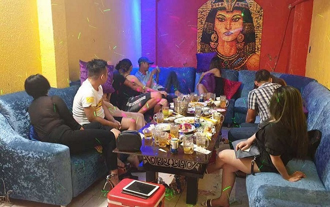 Bắt quả tang 2 nữ tiếp viên nhà hàng bán dâm tại chỗ với giá 2 triệu đồng/lượt Ảnh 2