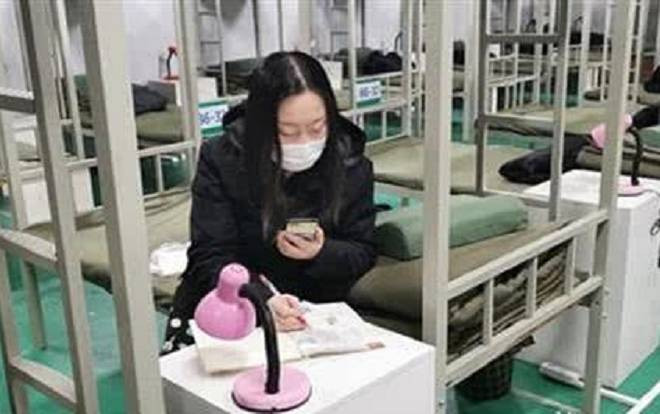 Bị cách ly vì nhiễm Corona, cô giáo vẫn quyết định âm thầm dạy trực tuyến cho học trò Ảnh 2