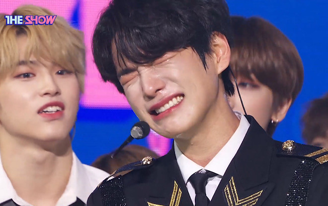 Phản ứng của 10 nhóm nhạc Kpop khi lần đầu nhận cúp: Từ khóc 'sương sương' cho tới nức nở! Ảnh 2