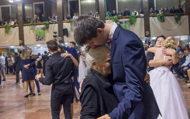 Nam sinh mời người bà 85 tuổi đến dự đêm prom và lí do gây xúc động Ảnh 2