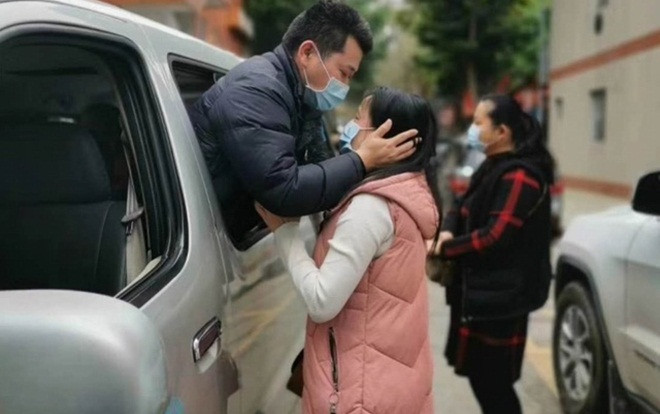 Nghẹn ngào trước nụ hôn tạm biệt của cặp vợ chồng chia tay nhau vì virus corona Ảnh 2