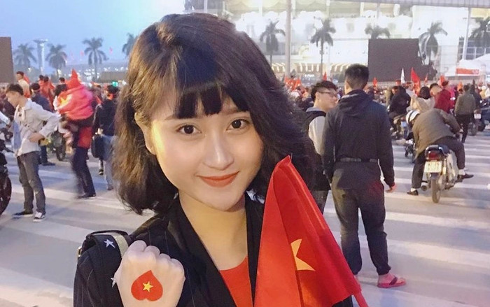 Vừa vỡ điện thoại, sao tuyển Việt Nam sắp được hot girl Hải Phòng sắm cho cái mới Ảnh 2