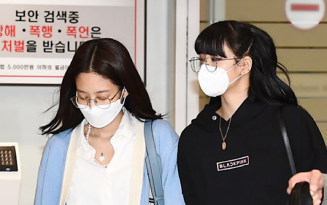 Lisa (Blackpink) bị fan Jennie xô đẩy tại sân bay, 'công chúa YG' đeo khẩu trang sau khi bị Knet đả kích Ảnh 2