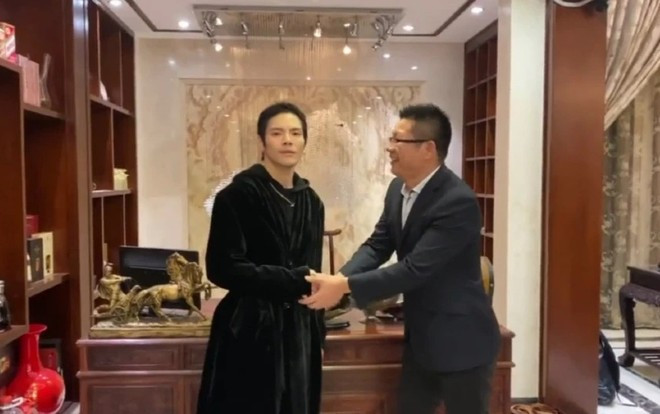 Hướng Tả bị dân mạng chỉ trích vì thái độ lạnh nhạt với người hâm mộ Ảnh 2