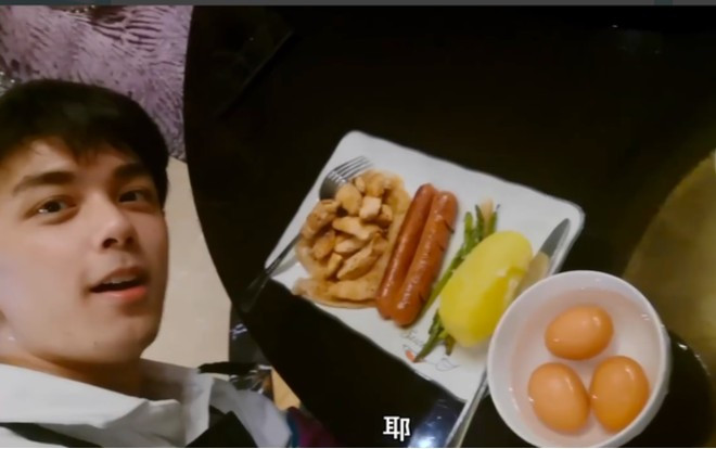 Ngô Lỗi ở nhà tránh dịch corona: Hé lộ căn hộ sang trọng, làm đồ ăn sáng rồi cạo râu, vừa đời thường vừa dễ thương Ảnh 2