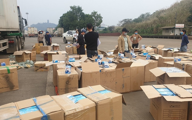 Cảnh sát thu giữ hơn 1 triệu khẩu trang trên thùng container không hoá đơn chứng từ ở cửa khẩu Ảnh 2