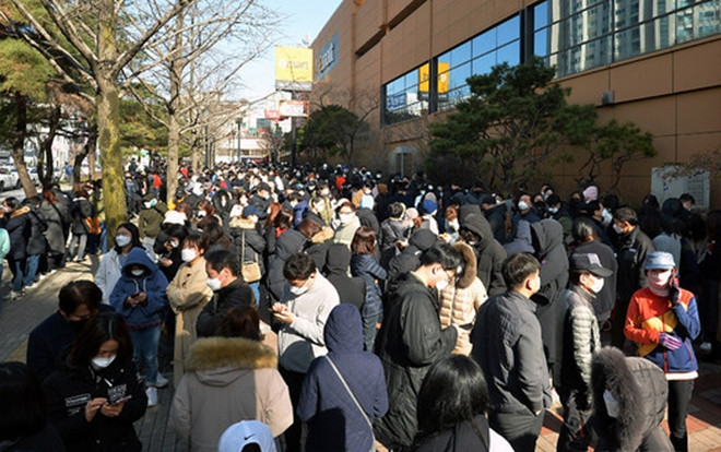 Dân Hàn Quốc xếp hàng dài mua khẩu trang, một người chỉ được mua tối đa 30 chiếc Ảnh 2