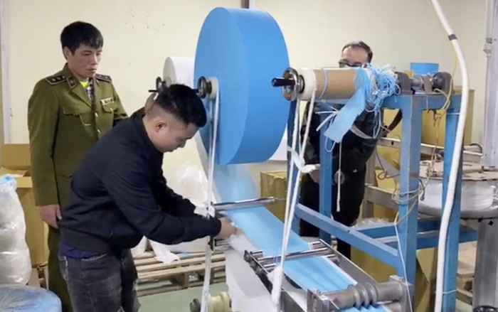 Đề nghị xử lý hình sự doanh nghiệp dùng giấy vệ sinh thay vải kháng khuẩn sản xuất khẩu trang Ảnh 2