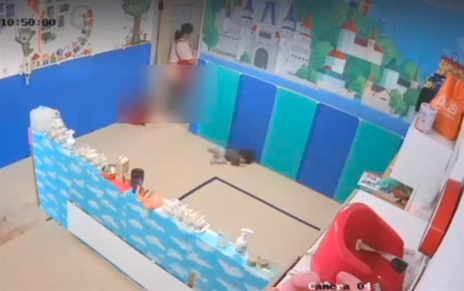 Giáo viên tát, quăng trẻ xuống đất vì không chịu đeo khẩu trang gây phẫn nộ Ảnh 2