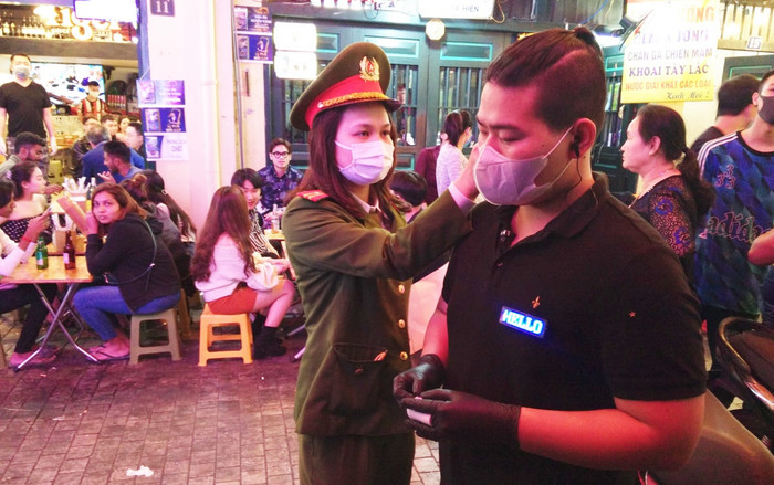 COVID-19: Cảnh sát kiểm tra hàng loạt quán bar, karaoke trên phố cổ Hà Nội Ảnh 2