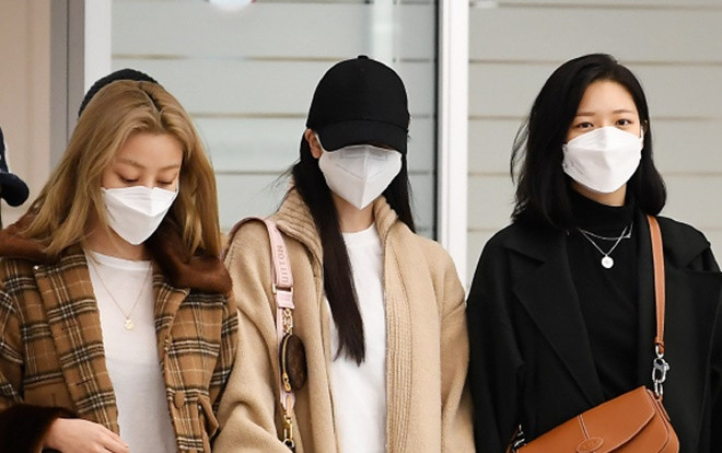 Knet xua đuổi vì Mina (TWICE) cố tỏ ra tiều tụy, Jihyo - Jungyeon nắm chặt tay bảo vệ Ảnh 2