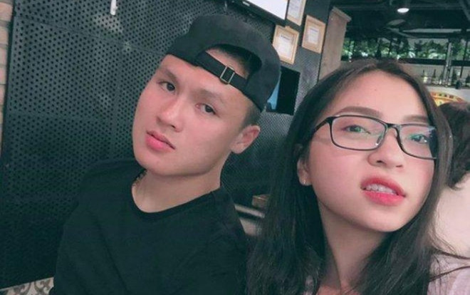 Quang Hải chở Nhật Lê đi xe máy, quên… đội nón bảo hiểm Ảnh 2