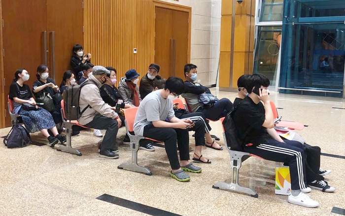 Chuyến bay đặc biệt chở 18 hành khách Hàn Quốc về nước trong đêm, 2 người xin ở lại Đà Nẵng cách ly Ảnh 2