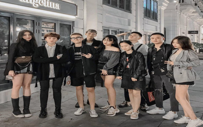 Bảo Hân cùng hội bạn thân bị fan soi photoshop kéo dài chân đến cong cả đường Ảnh 2