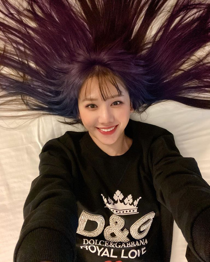 Hari Won khiến fan hâm mộ bất ngờ khi chơi hẳn tóc ombre tông tím lịm