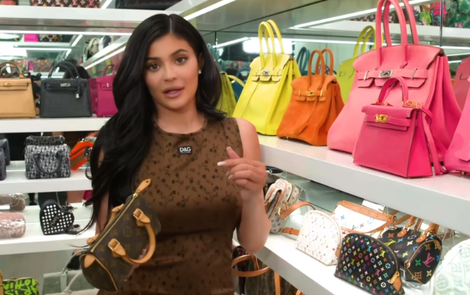 Toát mồ hôi với tủ quần áo 500 mét vuông của Kylie Jenner, Jennifer Lopez, Billie Eilish, Mariah Carey… Ảnh 2