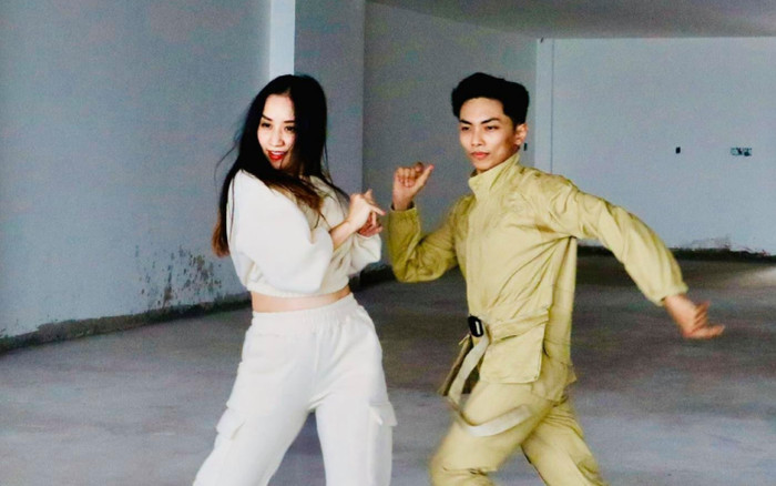Vợ chồng Khánh Thi cover vũ đạo trong bài hit mới của BTS Ảnh 2